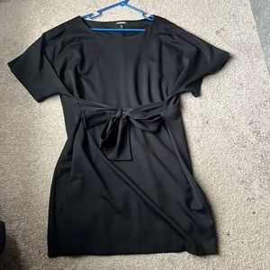 EXPRESS BLACK FRONT TIE DOLMAN SHORT SLEEVE DRESS
